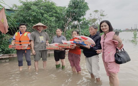 Vợ chồng nhà giáo Nguyễn Văn Hùng và Triệu Thị Thêm – người kết nối những tấm lòng thiện nguyện